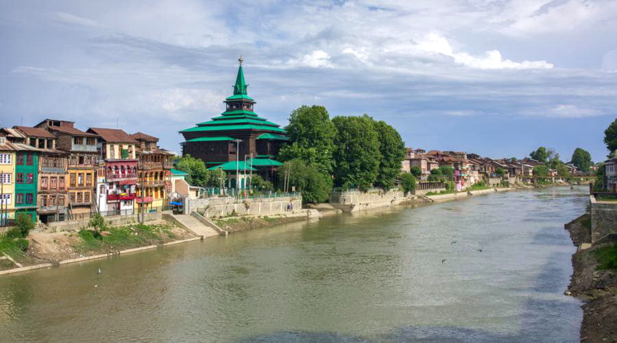 I nostri servizi di noleggio auto offrono una vasta selezione di veicoli a Srinagar.